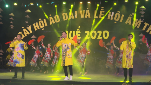 The design and structure of the costume were versatile and flattered Vietnamese men's body type, giving the man a confident and mature demeanor. Photo: Q.T